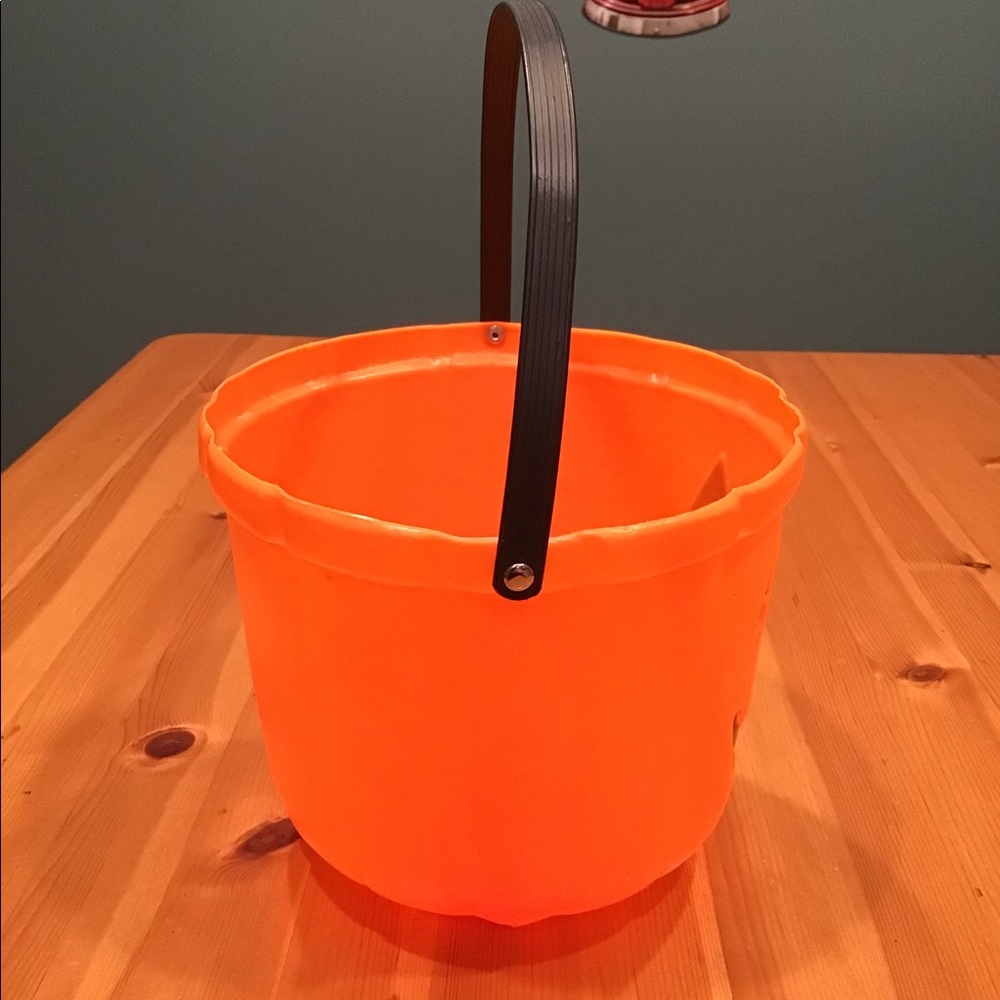 VINTAGE PUMPKIN PAIL RIVETED HANDLE BLOW MOLD BONUS VAMPIRE MONSTER PAIL - Picture 4 of 12